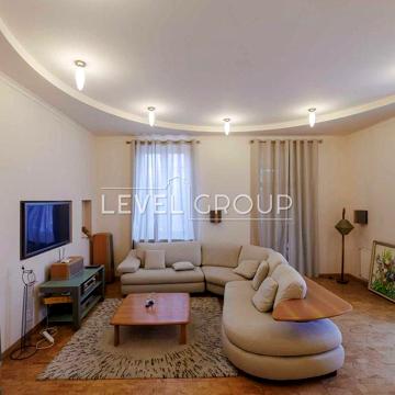 Продаж дворівневої 3-кімнатної квартири в центрі. Царський будинок