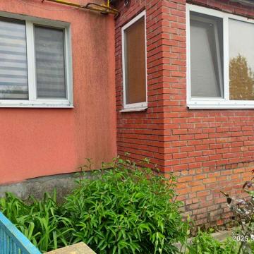 Трикімнатна квартира з індивідуальним опаленням.
