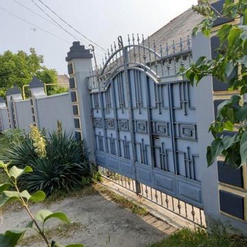 Окрема частина будинку , дві частини або цілий будинок. Власник