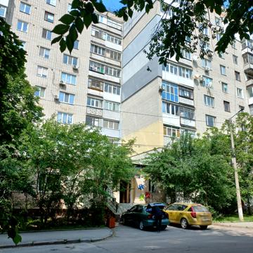 Степана Бандери вул., 8