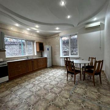 Продається будинок на Лівому березі.
