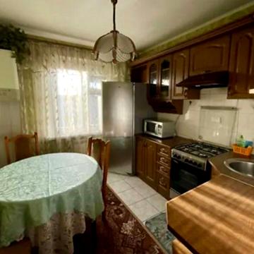 Продаж 2к квартири 52 кв. м на вул. Київська