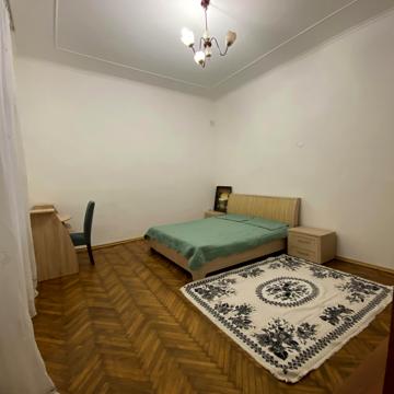 Кафедральна вул., 10