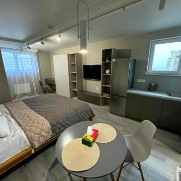 Літературна вул., 10Б