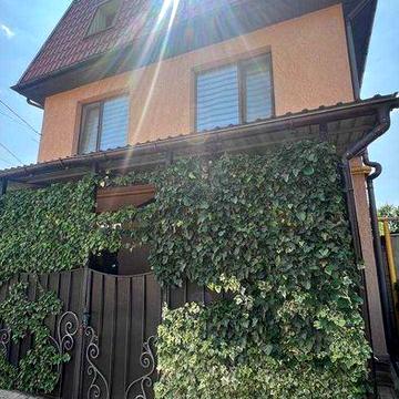 Оренда 3 кімнатного затишного будинку в Київськім районі, є гараж