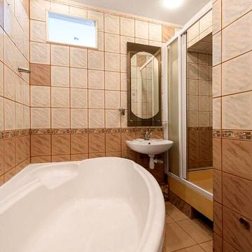 Продаж 3к Квартира Братів Дужих (Комарова) вулиця