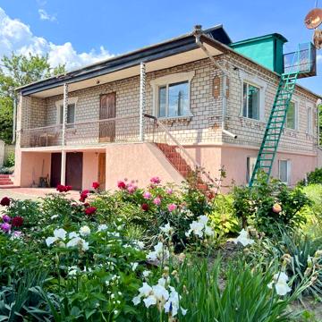 Продається 2 поверх.  будинок біля  річки.