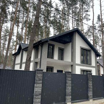 Двохповерховий будинок в сосновому лісі в с.Путрівка