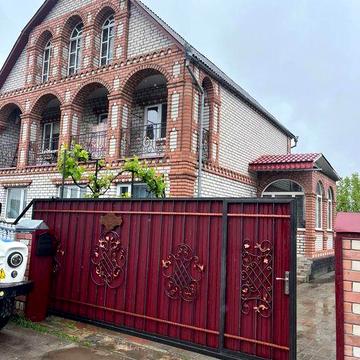 Двоповерховий будинок