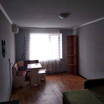 Сдам гостинку по ул. Едності 171. Цена 2500 без  Ан.