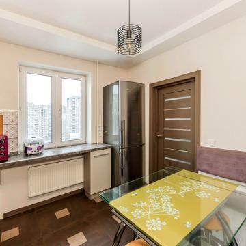 Драгоманова вул., 25