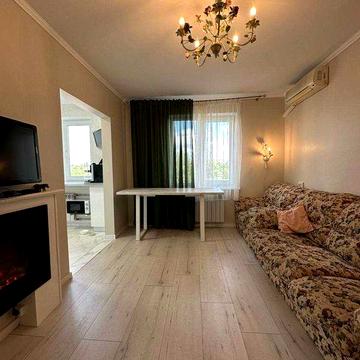 Продаж трикімнатної квартири з гарним ремонтом у центрі міста.