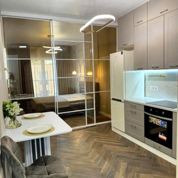Квартира-студія з дизайнерським ремонтом Золоті Стовпи