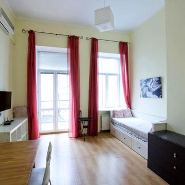 Рейтарська вул., 25