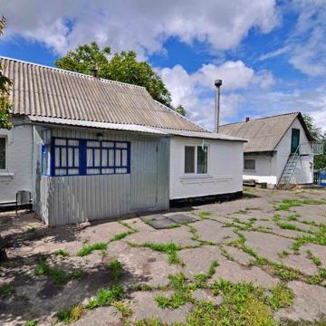 Доглянутий будинок с чудовим садом в центрі с. Дрозди