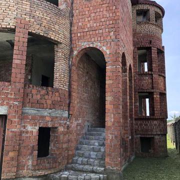 Продається два будинки за ціною одного, у селі Лисовичі, поруч Моршин