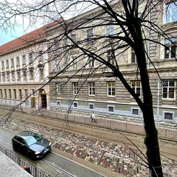 Продаж 2к.кв. центр 70.3м ремонт 135т.дол