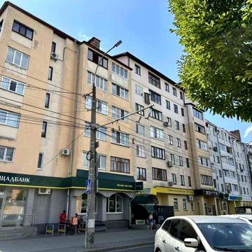 Продам трикімнатну квартиру в центрі  міста по вул .  Княжа , 26
