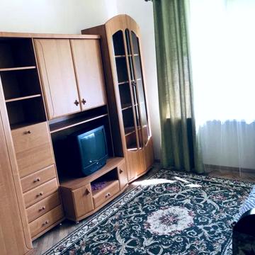 Тролейбусна вул., 10