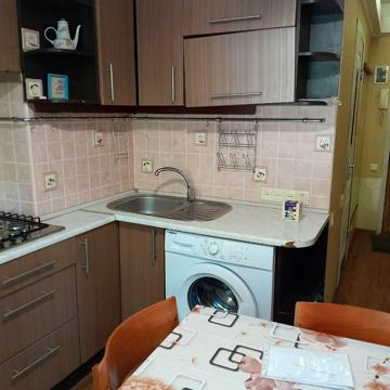 Королева, 64б