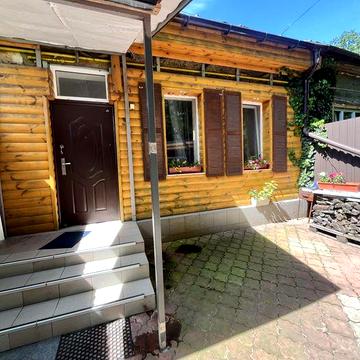 Частина будинку з власним двором