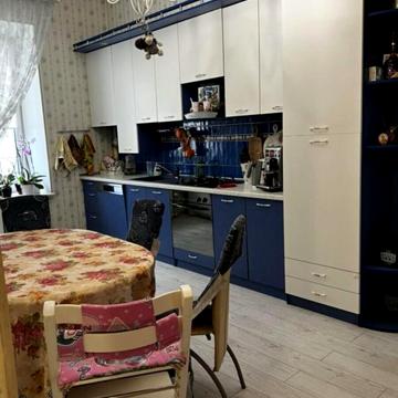 Трикімнатна квартира з кухнею студією на Б. Хмельницького