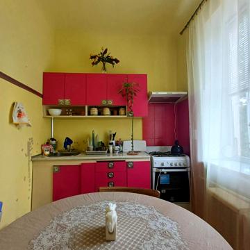 Героїв Крут вул. (12 Квітня), 7