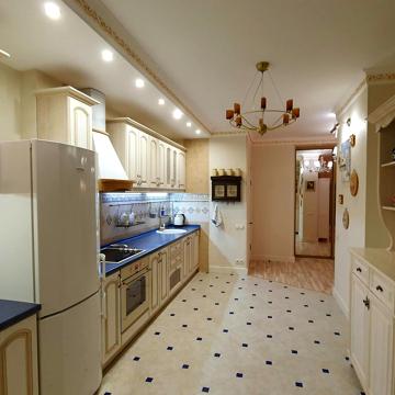 Валерія Лобановського просп. (Червонозоряний), 4-Б