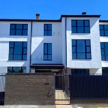 Продається 2-кімнатна квартира в новому малоквартирному будинку.