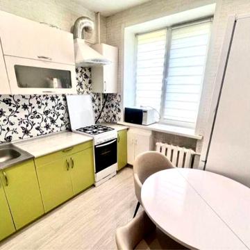 Продається світла 2-кімнатна квартира на вул. Угорській