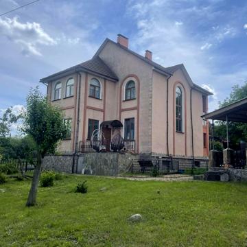 Свято-Успенська вул. (Радянська), 1