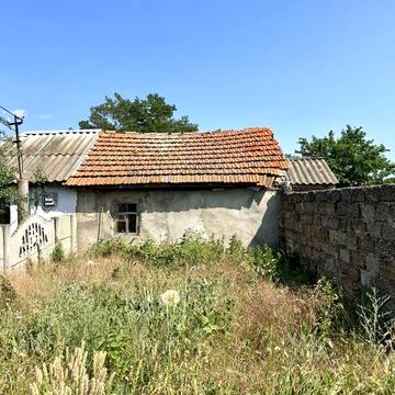 Продажа ветхого дома с участком в Варваровке