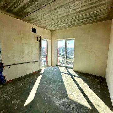 Евродвушка в центрі міста з балконом та поруч з школою