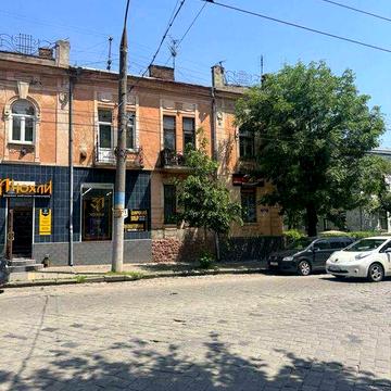 Продам 2-кімнатну квартиру на Головній навпроти парку.