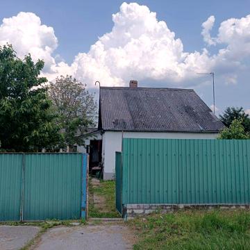 Продам цілий будинок з великою земельною ділянкою