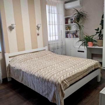 Анни Ахматової вул., 30