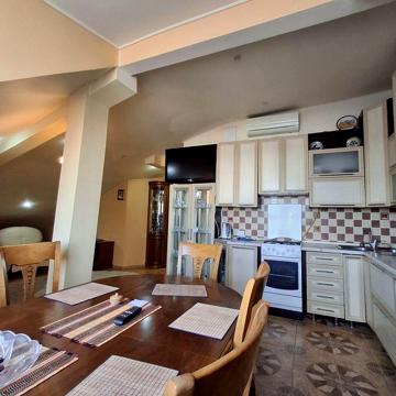 Продаж трьохкімнатної квартири у центрі міста з автономним опаленням