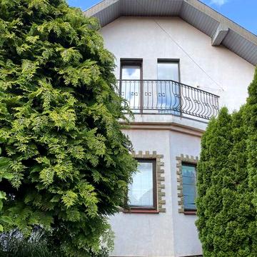 Двоповерховий будинок в с.Оноківці. Біля лісу та каналу. 5 км до міста