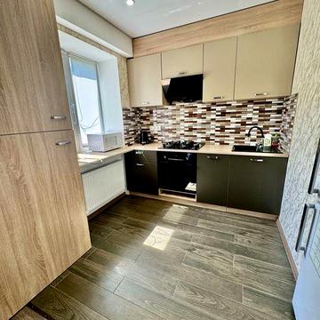 3 кімнатна квартира з новим ремонтом на вул Велика перспективна. Центр