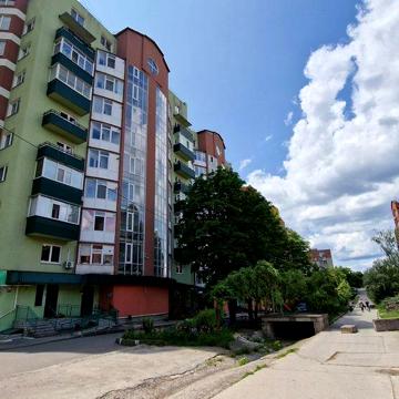 Продам 5-кімнатну квартиру з панорамним вікном на парк Казка.