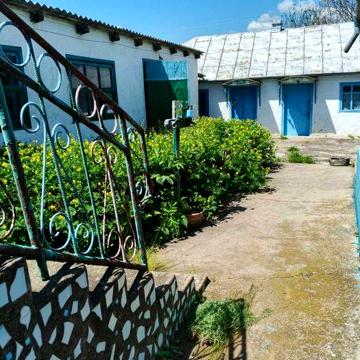 Продам 2 будинки на одній садибі в безпечному ,спокійному селі.
