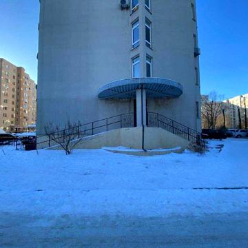 Продаж 4-кімнатної квартири на Харківській на 1 пов. з окремим входом