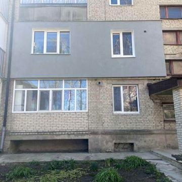 Продається чотирохкімнатна квартира.