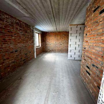 Простора 3к. квартира в цегляній новобудові