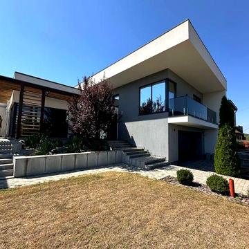 Дом с новым ремонтом в Новоалександровке