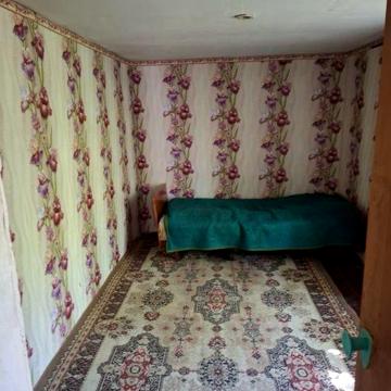 Здається флігель на Комарова. Усі зручності. Окремий двір