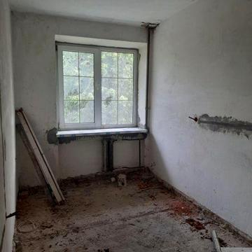1к квартира з частковим ремонтом, бічна Коновальця