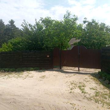 Чудовий будиночок з не добудовою біля лісу та Дніпра