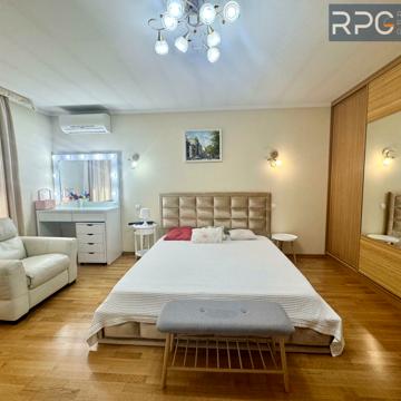 Печерський узвіз, 8