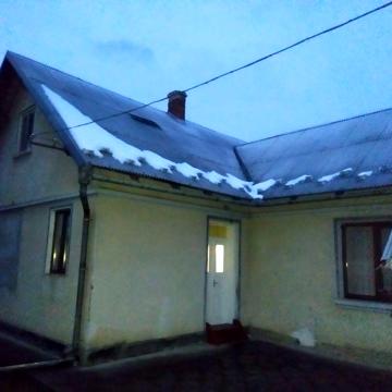 Здається  окремий будинок